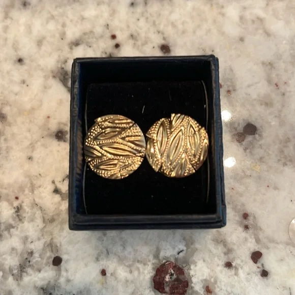 14K Gld Disk Earrings Leaf Pattern Cut. Lightweight w/Side Slit Cuts - 3/4” Circ - Picture 5 of 5